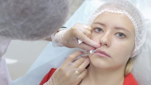 Cosmetologo Fare Iniezione Nelle Labbra Delle Donne Aumento Labbra Chirurgia — Video Stock