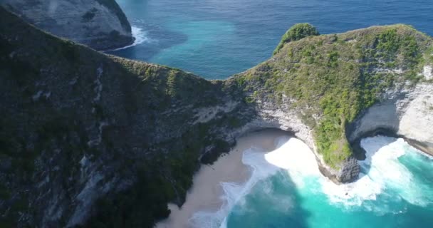 Manta Bay ou Kelingking Beach em Nusa Penida Island, Bali, Indonésia — Vídeo de Stock