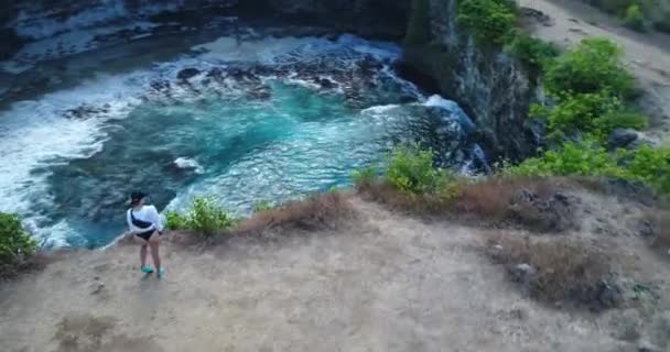 Familie levensstijl. Vader, moeder met kinderen lopen en kijken van natuurlijke zee zwembad Broken Bay. Bali reisbestemming. Nusa Penida island dag tour populaire plek. Activiteit op strandvakantie met kinderen. — Stockvideo