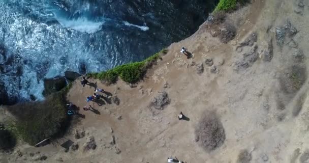 Aile yaşam tarzı. Baba, Anne ile çocuk yürüyüş ve doğal deniz havuzu Broken Bay bak. Bali seyahat hedef. Nusa Penida Adası gün tur popüler bir yer. Plaj tatil çocuklarla etkinlik. — Stok video