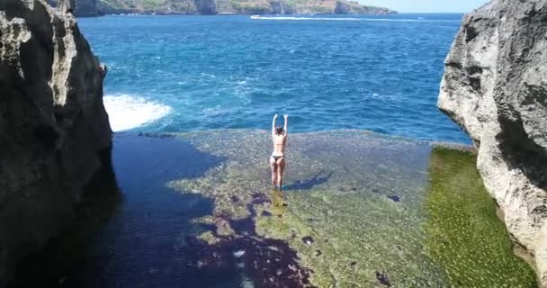 Engelen Billabong strand, het natuurlijke zwembad op eiland van Nusa Penida, Klingung regentschap, Bali, Indonesië — Stockvideo