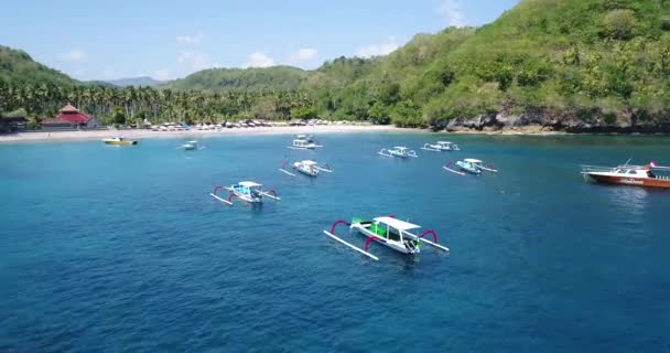 Manta Bay eller Kelingking Beach på Nusa Penida Island, Bali, Indonesien — Stockvideo