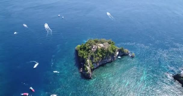 Manta Bay ou Kelingking Beach em Nusa Penida Island, Bali, Indonésia — Vídeo de Stock