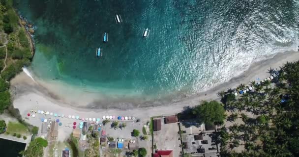 Manta Bay vagy Kelingking Beach a Nusa Penida szigeten, Balin, Indonéziában — Stock videók
