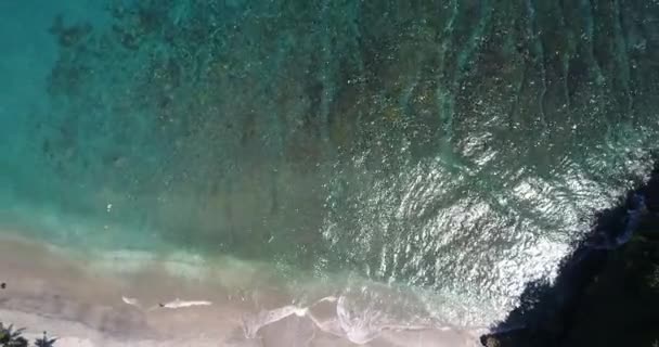 Manta Bay vagy Kelingking Beach a Nusa Penida szigeten, Balin, Indonéziában — Stock videók