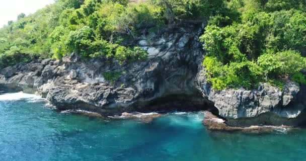 Manta Bay или Kelingking Beach на острове Нуса-Пенида, Бали, Индонезия — стоковое видео