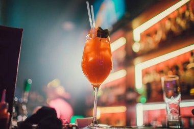Aperol Spritz Kokteyl Alkollü içecek. Buzlu ve portakallı bar tezgahına dayanıyor..
