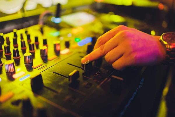 DJ mezclando pistas en una batidora en un club nocturno . — Foto de Stock