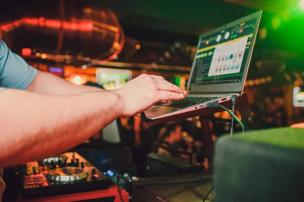 DJ mixen van nummers op een mixer in een nachtclub. — Stockfoto