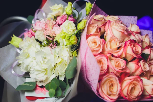 진한 파란색 배경 위에 핑크 장미 꽃. — 스톡 사진