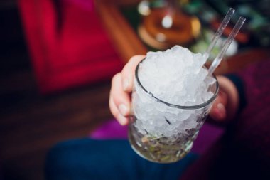 Barmen kokteyl hazırlar