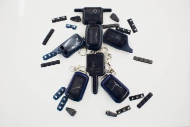 Beyaz arka plan üzerinde izole yakın çekim hasarlı araç anahtar.