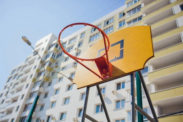 Basketbalový koš s opěradlo v rezidenční čtvrti pro pouliční basketbal, venkovní sporty a rekreace. — Stock fotografie