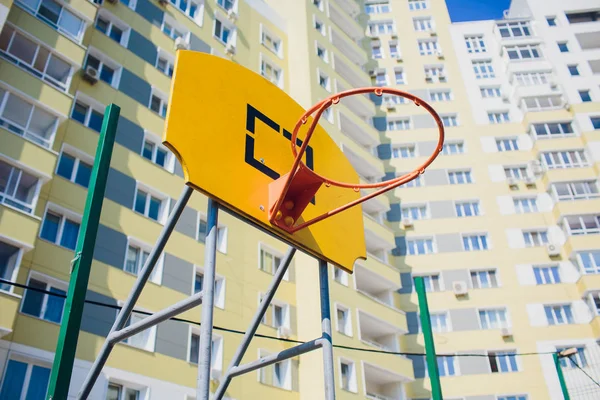 Basketball hoop with backboard in residential district for street basketball game, outdoors sports and recreation. — Stock Photo, Image