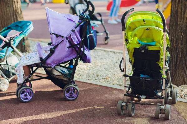 Lege blauw baby wandelwagen in een park - ontbrekende kind concept. — Stockfoto