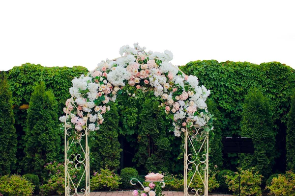 Ceremonia de boda al aire libre con arco de boda de eucalipto, decorado con velas blancas y linternas de madera . —  Fotos de Stock