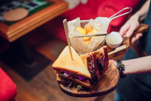 Trojúhelníkový sendvič. Restaurace. lidská ruka — Stock fotografie