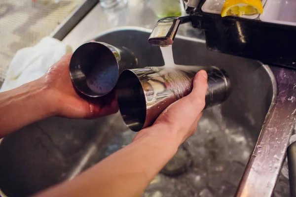 Barman barista wassen gerechten werkplek. — Stockfoto