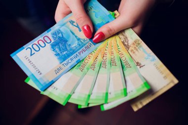 Rus ruble ve bazı yeni 200 ve 2000 ruble faturaları