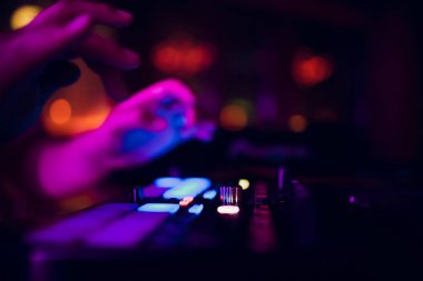 DJ oynarken müzik karıştırıcı portre