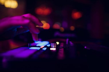 DJ oynarken müzik karıştırıcı portre