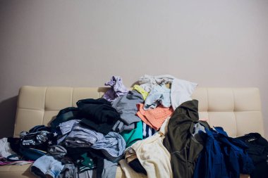 Dağınık giysi, Bayan çanta ve ayakkabı deri kanepe üzerinde dağınık