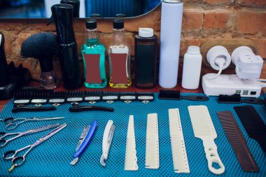 Kırpılan fotoğraf aksesuarları kuaför dükkanı stilist kadar kapatın. Onun iş yerinde onları sırayla düzenliyor