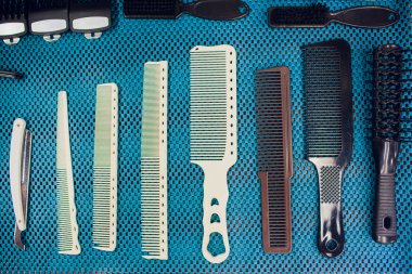 Kırpılan fotoğraf aksesuarları kuaför dükkanı stilist kadar kapatın. Onun iş yerinde onları sırayla düzenliyor