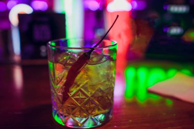 Kırmızı kokteyl martini bardağı dolmalık biber ile