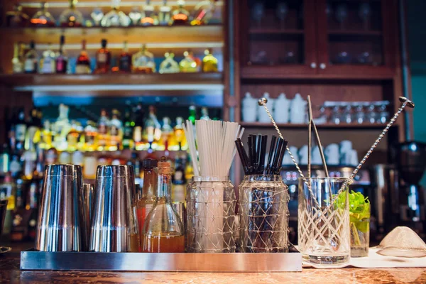 Bar aksesuarları bulunan kokteyl yapmak için küme üzerinde bar