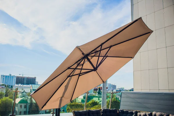 Paraguas abstracto que se muestra al aire libre en el lugar para comer y beber . — Foto de Stock