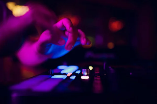 DJ воспроизведения музыки микшер крупным планом — стоковое фото