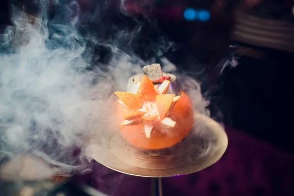 Stilvolle Wasserpfeife mit dem Aroma Grapefruit zum Entspannen. Grapefruit Shisha. Shisha-Lounge — Stockfoto