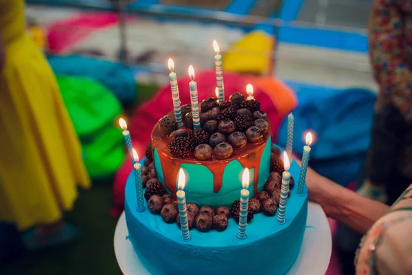 Cumpleaños de niños. pastel de cumpleaños con velas . —  Fotos de Stock