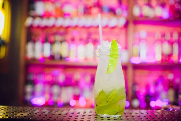 De barman op het werk, voorbereiding van cocktails. Portie pina colada. concept over service en dranken. — Stockfoto