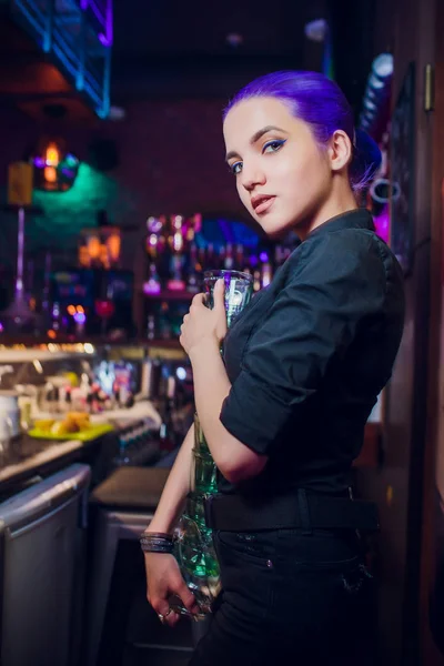 O Barman trabalha, prepara cocktails. conceito sobre serviço e bebidas. menina com cabelo azul — Fotografia de Stock