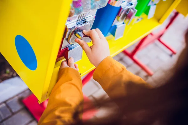 Recipientes de brinquedos coloridos para máquinas de venda automática — Fotografia de Stock