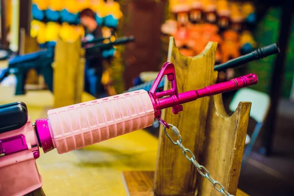 Child firing hand pink gun an indoor gun range — Stock Photo, Image