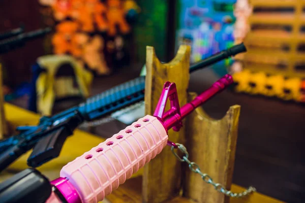 Child firing hand pink gun an indoor gun range — Stock Photo, Image