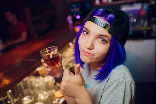 Жіночий бармен. дівчина з блакитним волоссям. виготовлення коктейлю в нічному барі — стокове фото