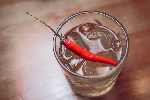 Красный коктейль с перцем в бокале мартини — стоковое фото