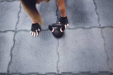 Sportif kadın spor salonunda bacak Germe