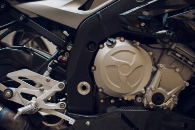 Ayrıntılı bir modern ve kirli motosiklet motoru ile petrol Fügler.