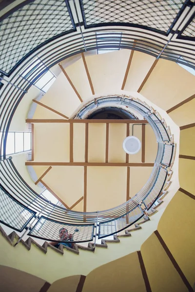 Спиральные лестницы архитектурный элемент исторического здания . — стоковое фото