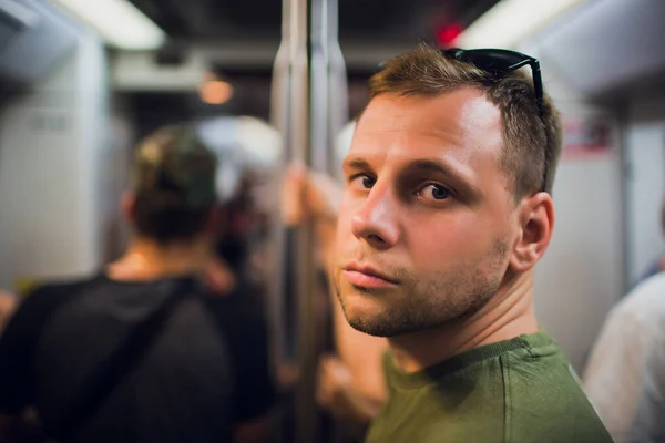 A srác egy üres metró kocsiban, szomorú magány a hes. — Stock Fotó