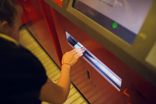 Mujer comprando billete de tren usando la máquina expendedora en la estación . — Foto de Stock