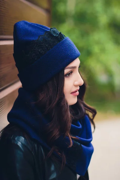 Retrato de niña divertida en el clima de otoño en ropa de abrigo y sombrero . — Foto de Stock