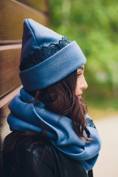 Porträt eines lustigen jungen Mädchens bei herbstlichem Wetter in warmer Kleidung und Hut. — Stockfoto