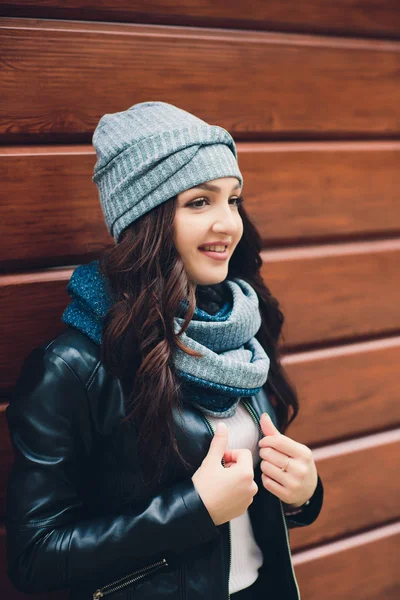 Portrait de jeune fille drôle dans le temps d'automne dans des vêtements chauds et chapeau . — Photo