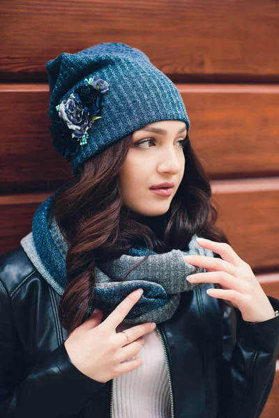 Портрет смешной молодой девушки в осеннюю погоду в теплой одежде и шляпе . — стоковое фото
